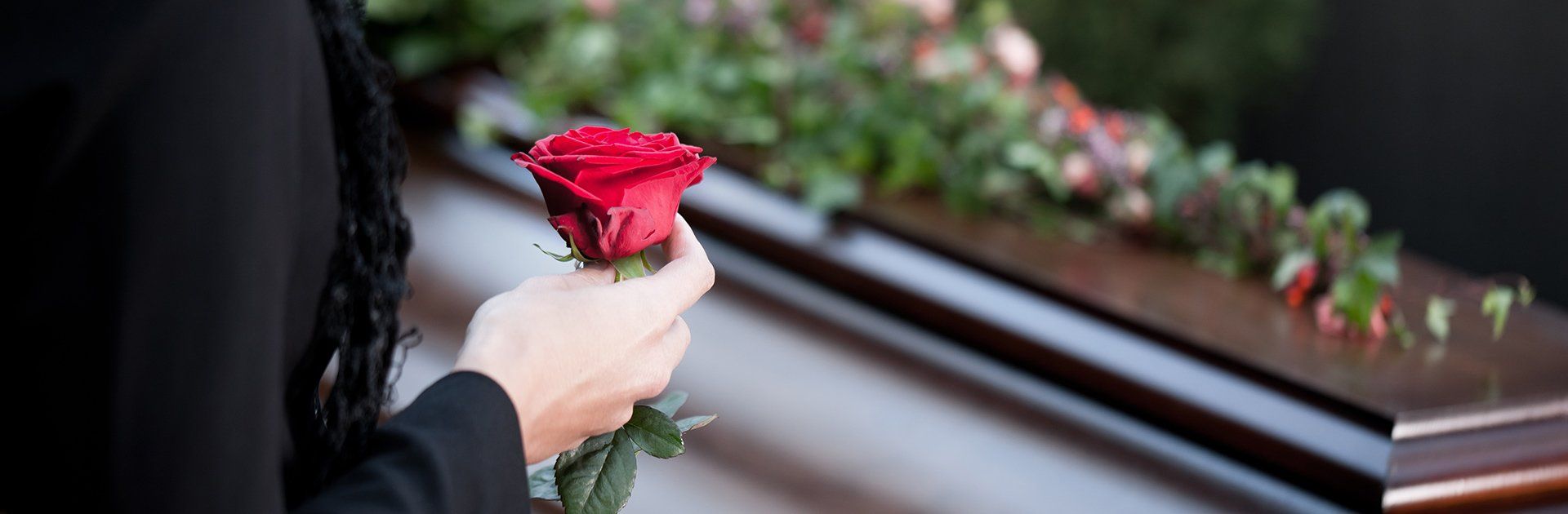 donna a un funerale