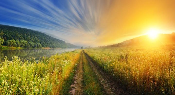 Un tranquillo paesaggio collinare al tramonto