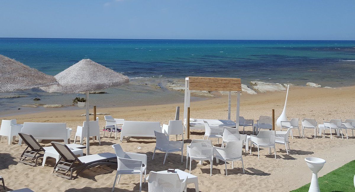 locale con tavoli e sedie sulla spiaggia