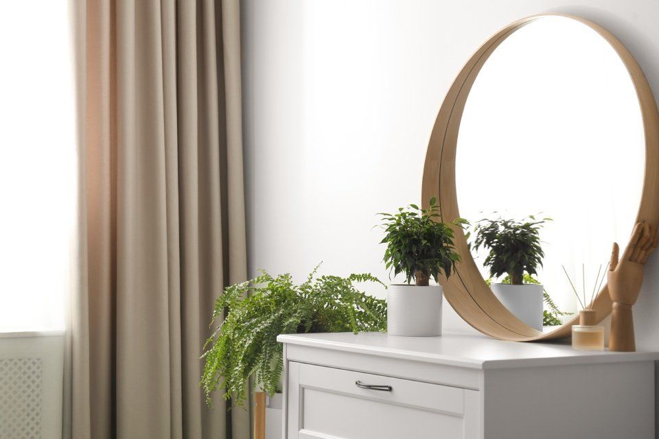 specchio con cornice in legno