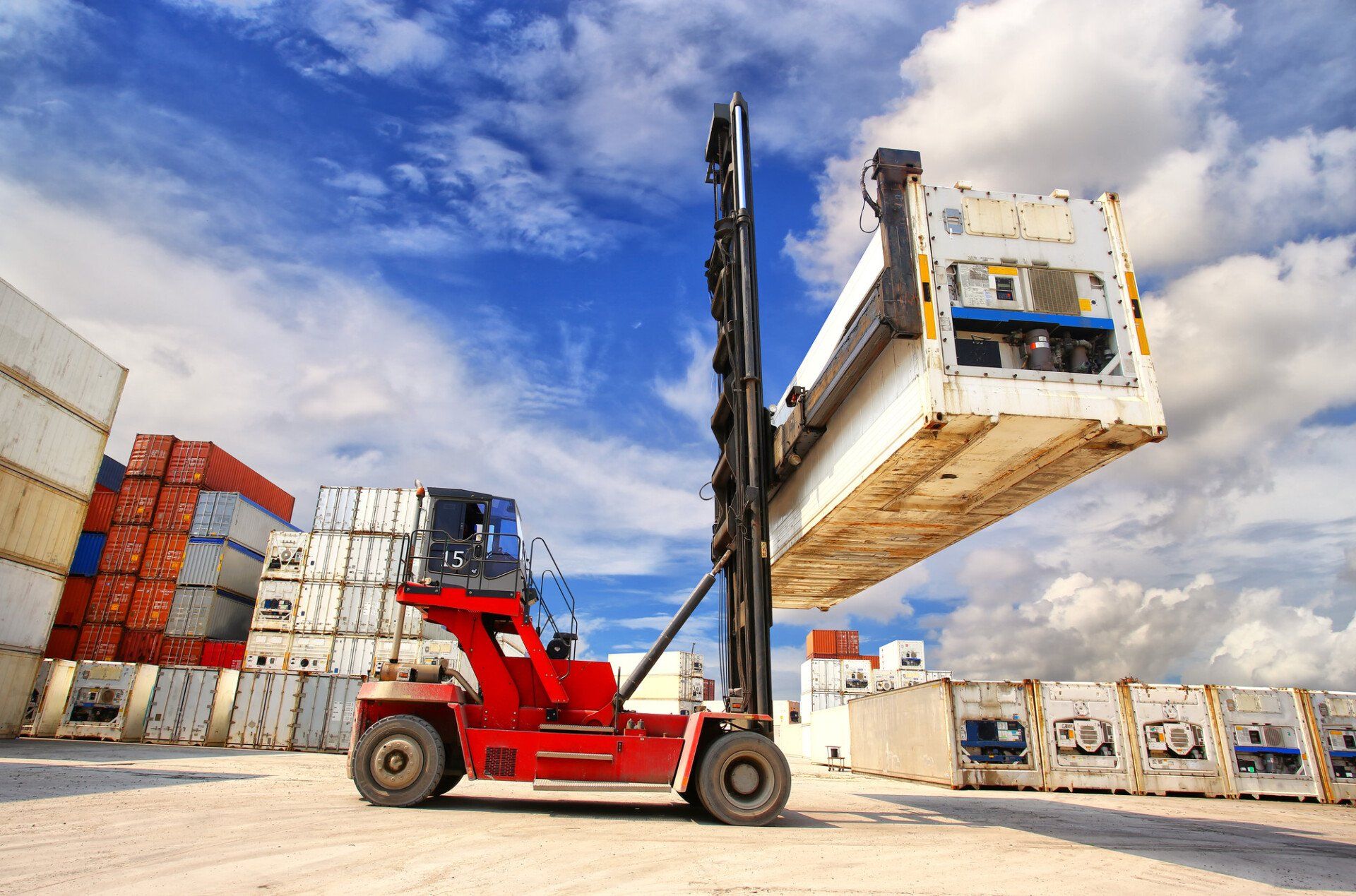 Loading refrigerated containers in a port