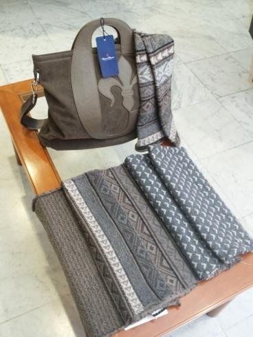 borsa in pelle con foulard coordinati