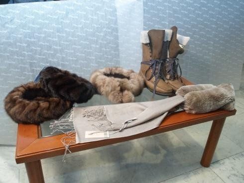 esposizione di cappelli e stivali in pelliccia
