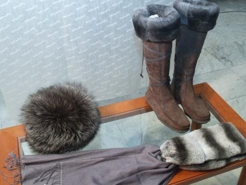 esposizione di cappelli e stivali in pelliccia - 3