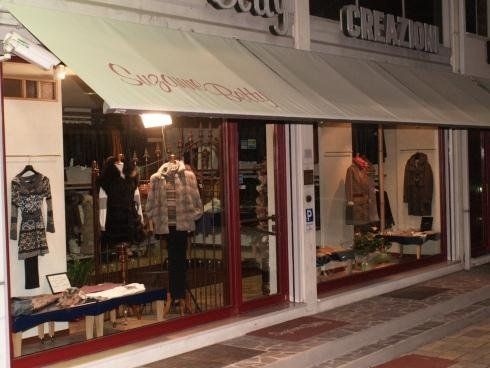 negozio per abiti da donna e uomo in pelle