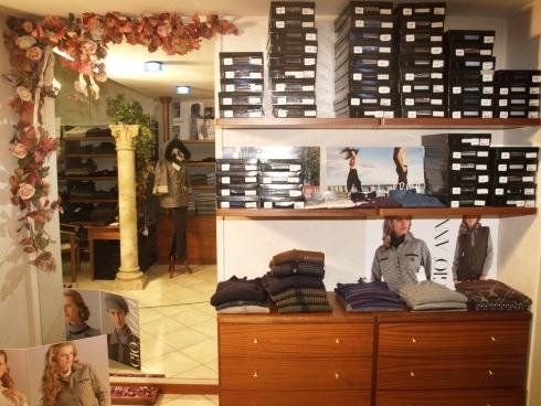 esposizione di capi d'abbigliamento in negozio