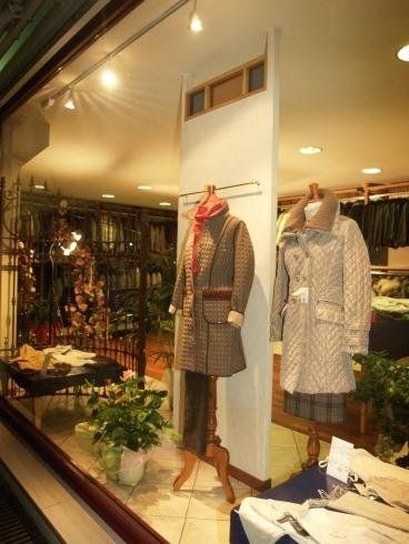esposizione di capi d'abbigliamento in negozio 2