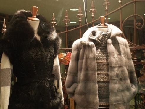 esposizione di capi d'abbigliamento in negozio 3
