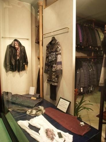 esposizione di capi d'abbigliamento in negozio 4