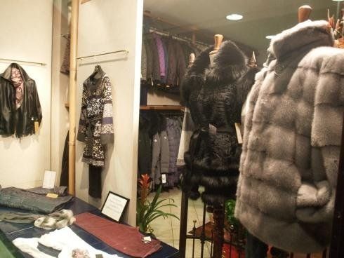 esposizione di capi d'abbigliamento in negozio 5