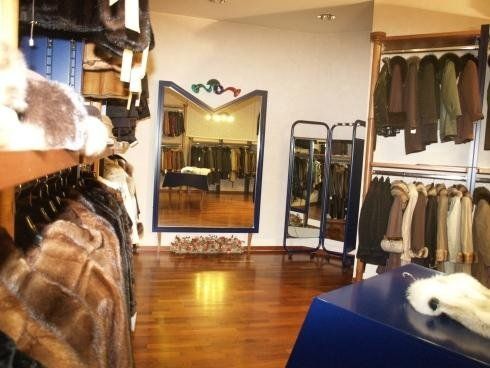 esposizione di capi d'abbigliamento in negozio 6