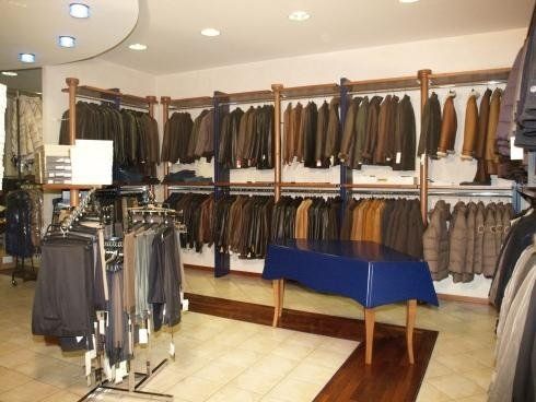 esposizione di capi d'abbigliamento in negozio 7