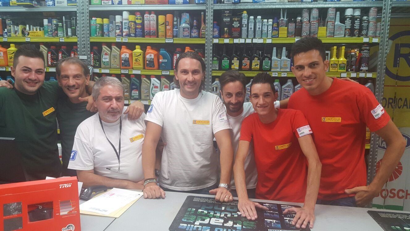 staff negozio di autoricambi