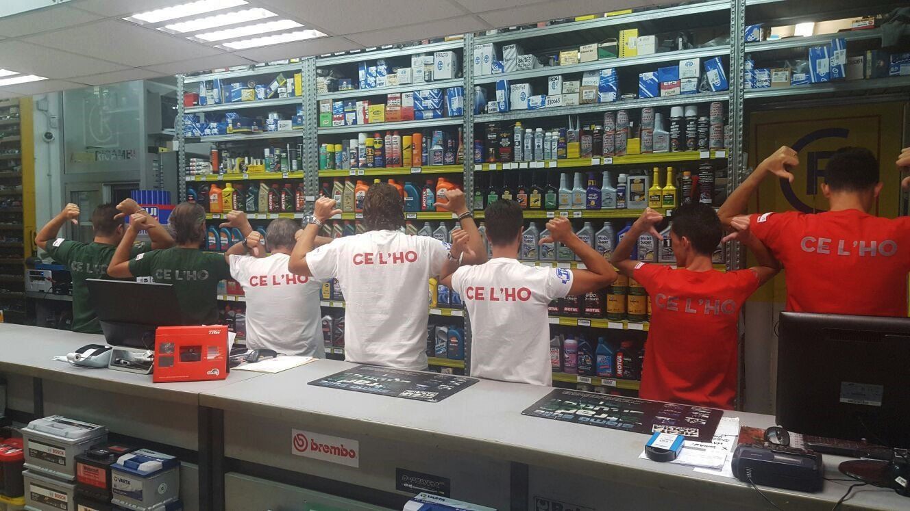 staff di un negozio di autoricambi