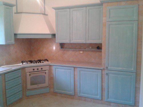 Cucina con i mobili di legno incassati