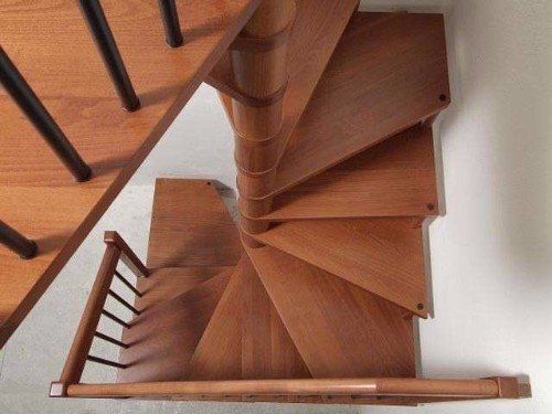 Scale di legno a spirale in legno