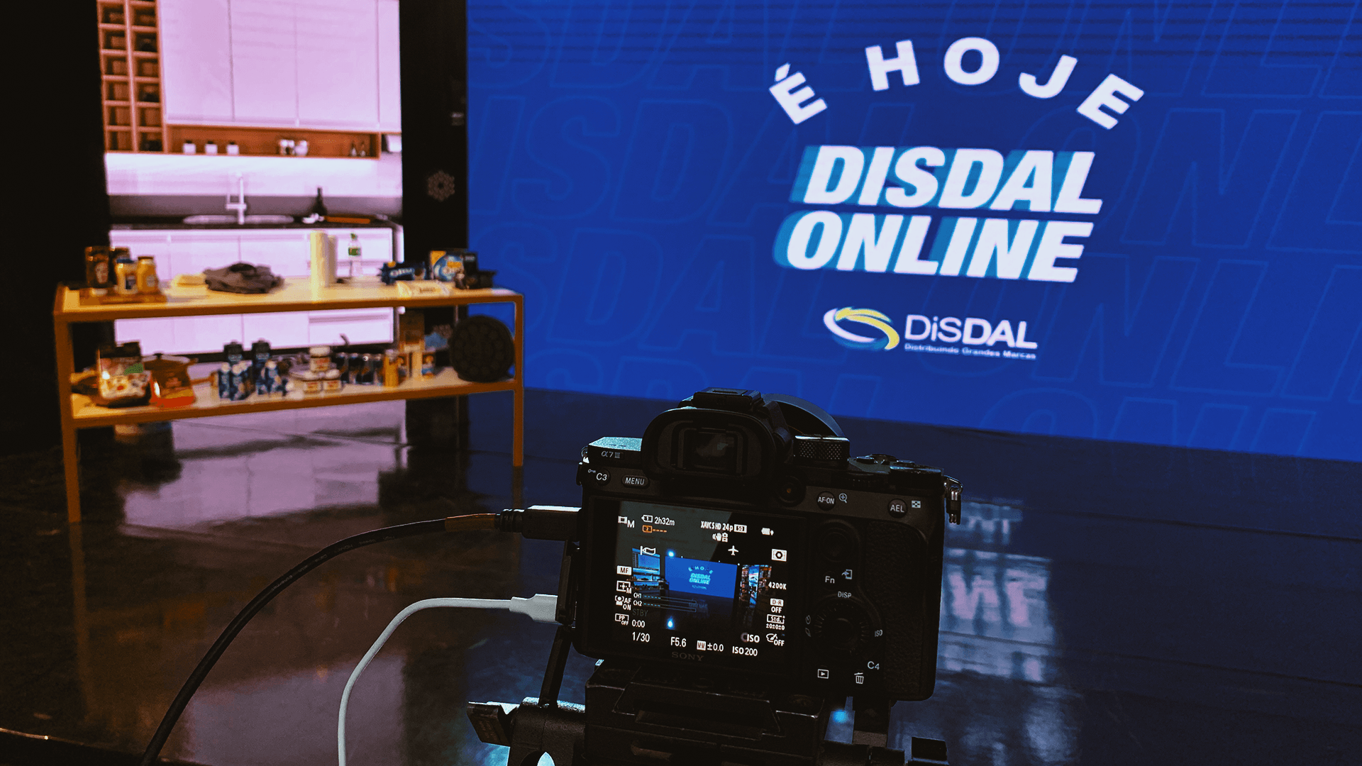 Uma câmera está na frente de uma tela que diz disdal online