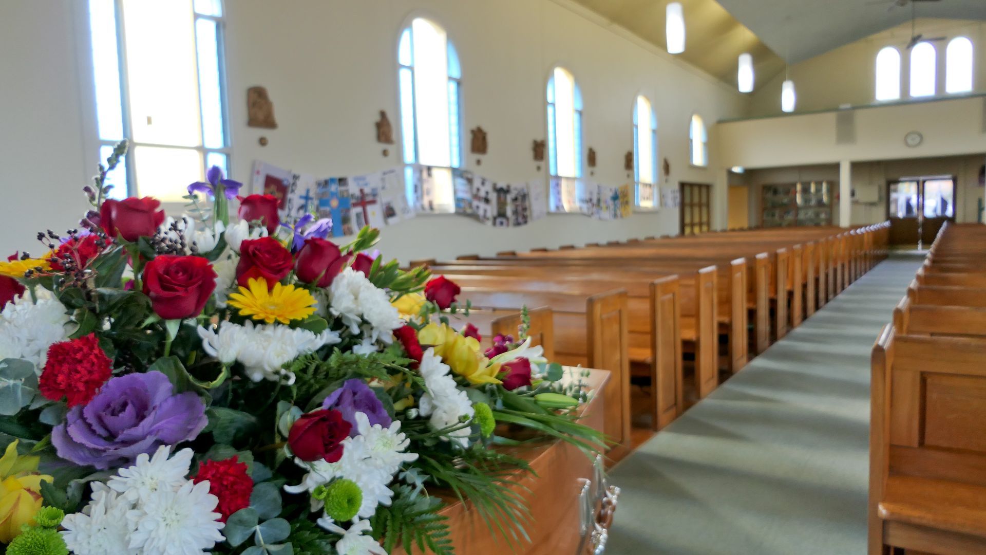 allestimento floreale in chiesa per rito funebre