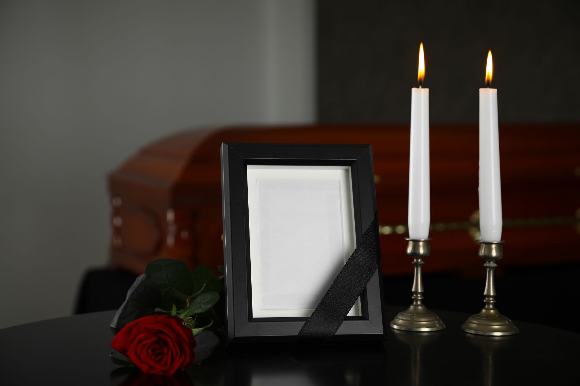 camera ardente allestita con candele