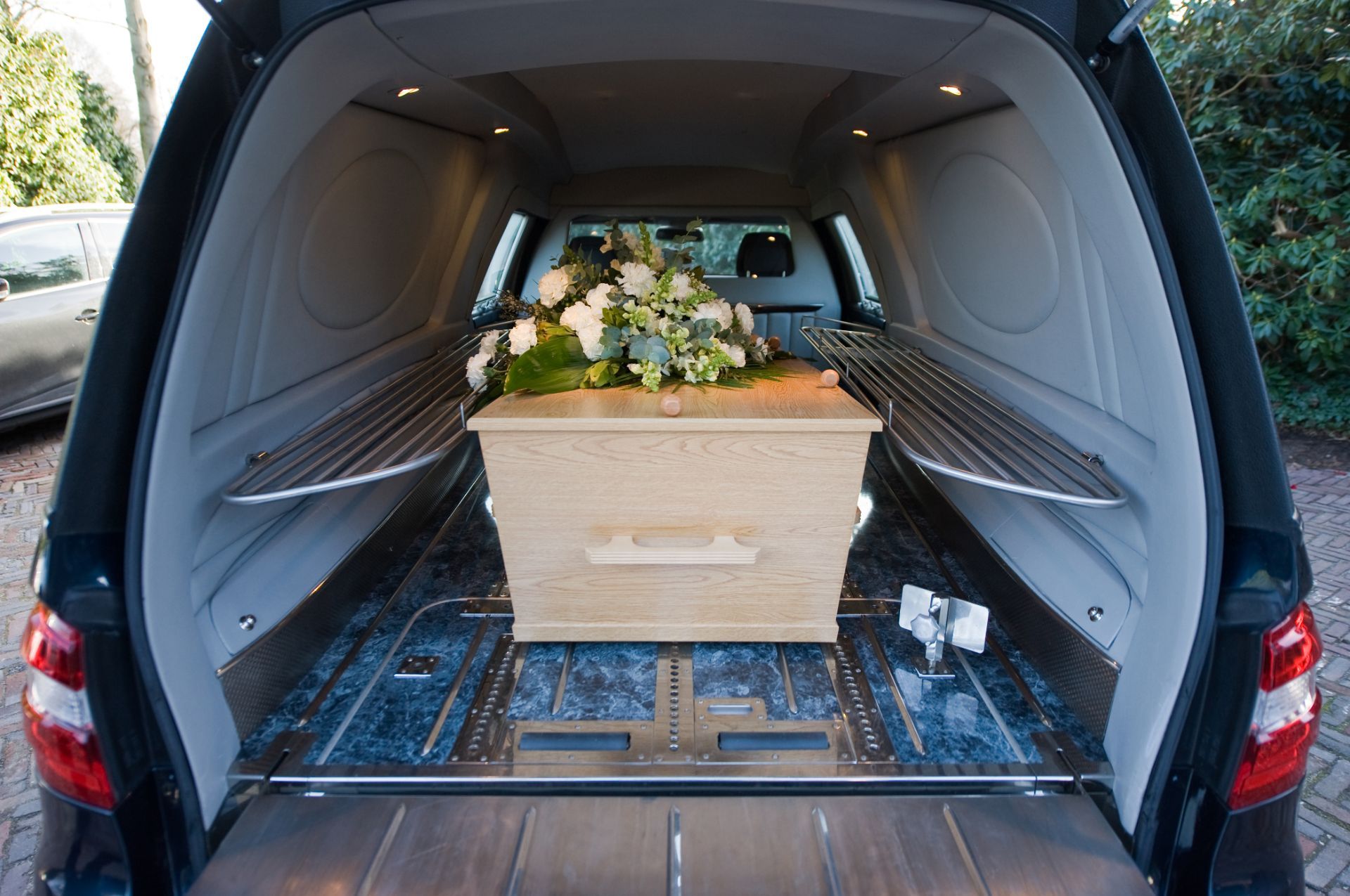 feretro all'interno di un carro funebre