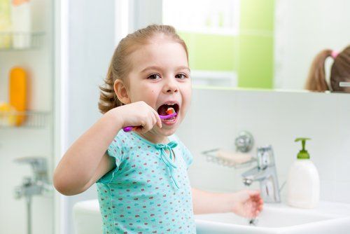 bimba che si lava i denti