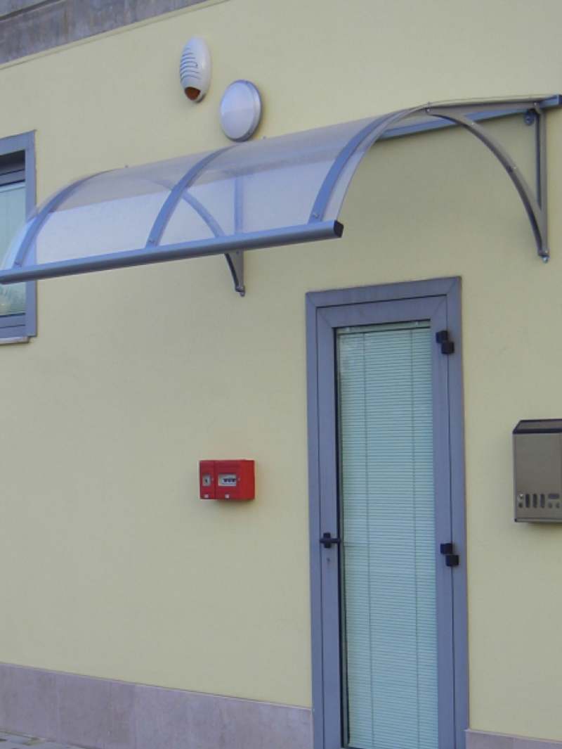 Pensilina e ingresso di servizio