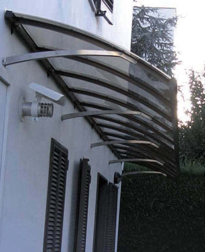Pensilina in alluminio sopra ingresso