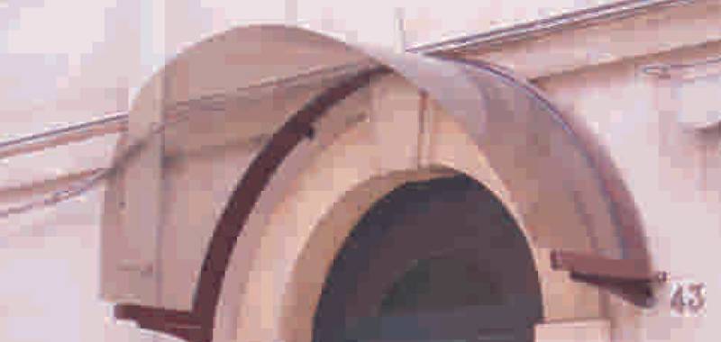 Pensilina a tunnel su porta