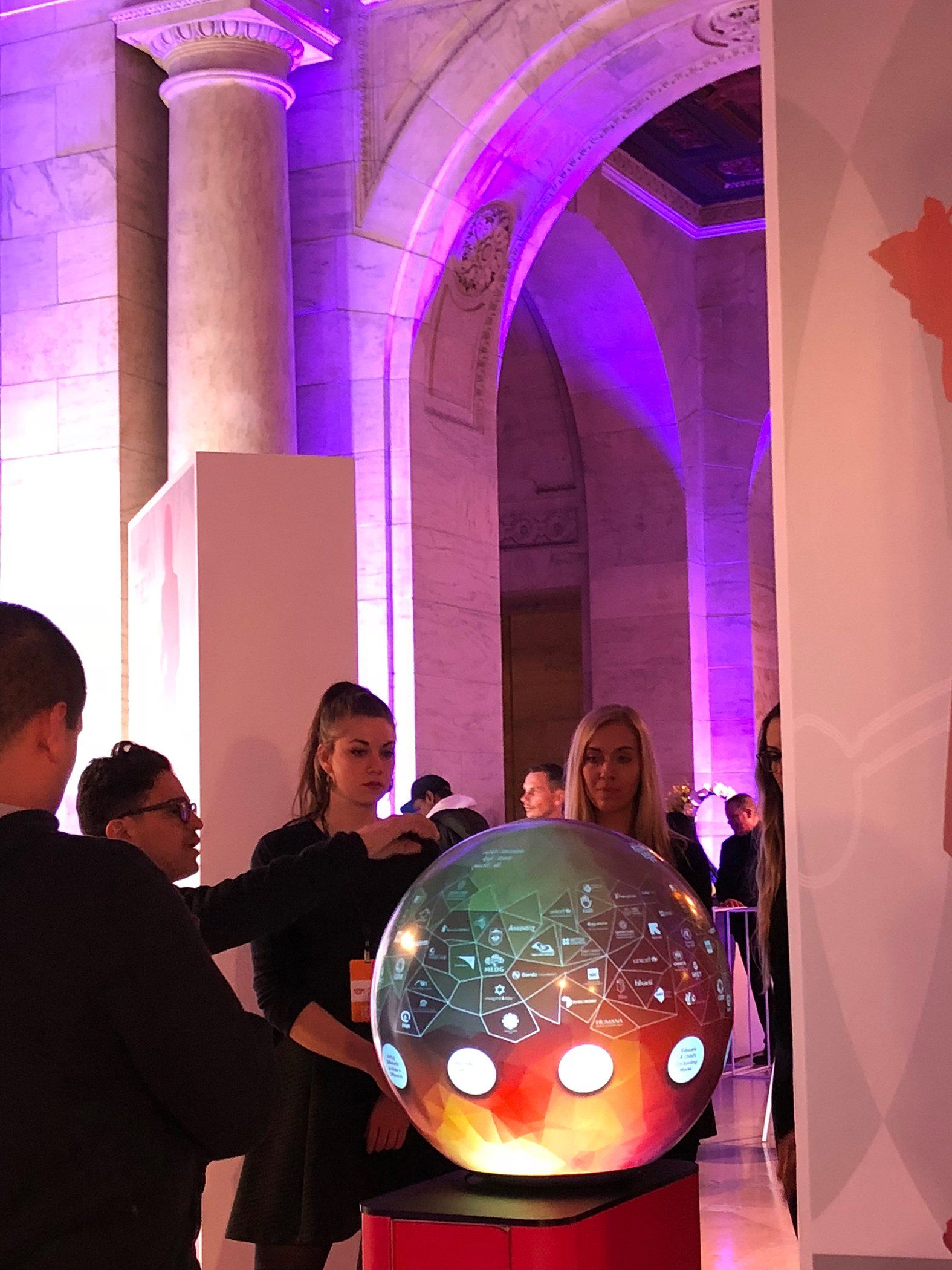 Audience Engagement with Pufferfish Interactive Display.