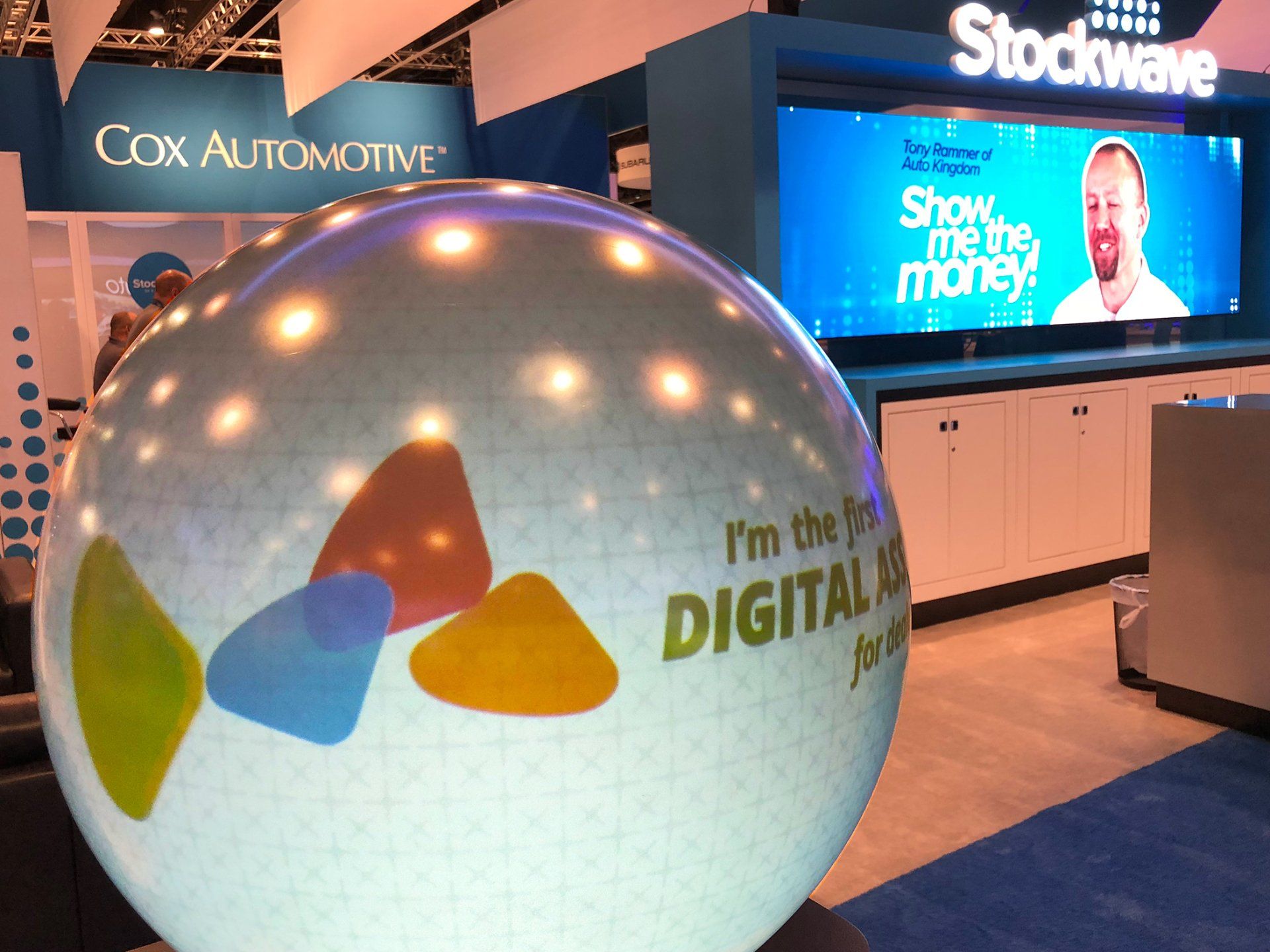 Pufferfish Interactive Display in Cox Auto tradeshow booth.