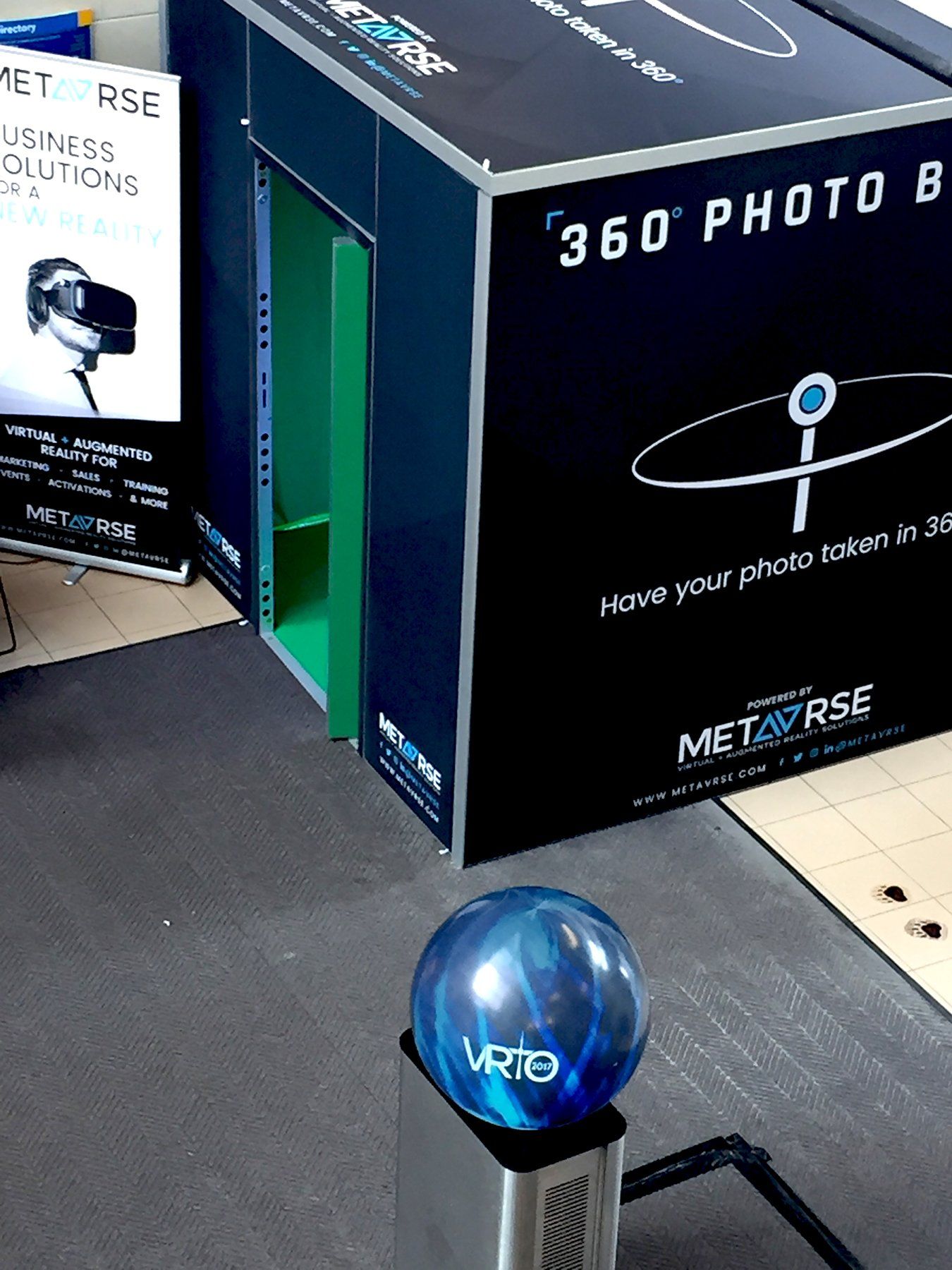 Pufferfish Interactive Display being used in collaboration with Metavrse Photobooth.