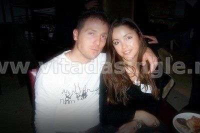 Un uomo e una donna single posano per una foto con sullo sfondo il sito Vitadasingle.net