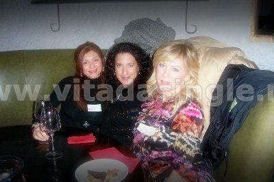 Tre donne single posano per una foto alla Festa di Vitadasingle.net