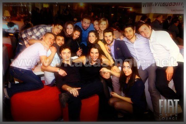 Un gruppo di single in posa per una foto durante l'evento Vitadasingle.net al FIAT Open Lounge