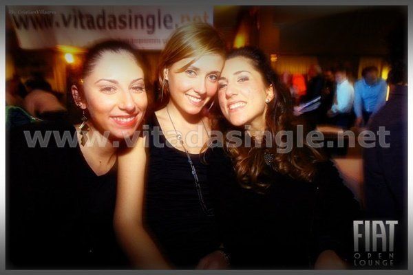 Tre donne posano per una foto per l'evento Vitadasingle.net al FIAT Open Lounge