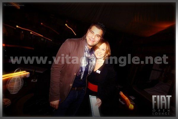 Un uomo e una donna posano per una foto durante l'evento Vitadasingle.net al FIAT Open Lounge