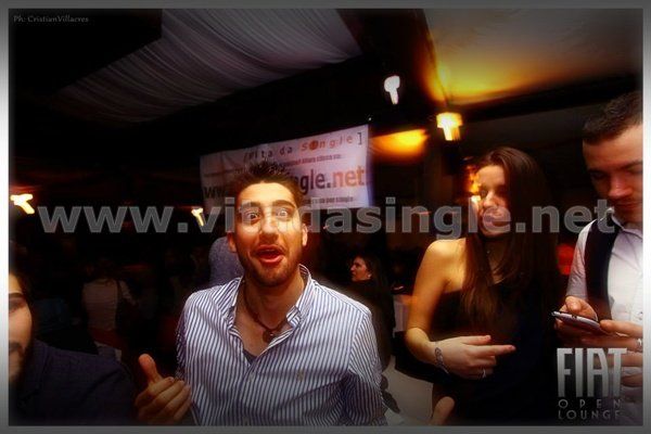 Un uomo che alza il pollice durante l'evento Vitadasingle.net al FIAT Open Lounge