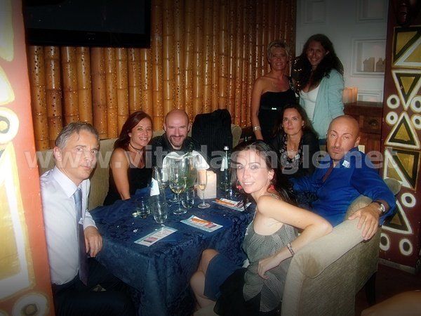 Un gruppo di persone posa per una foto Al Twiga organizzata da Vitadasingle.net