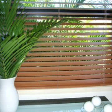 light wood venetian blinds