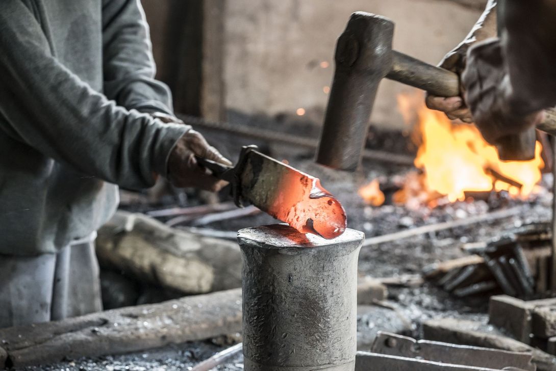 fabbri durante la lavorazione del ferro