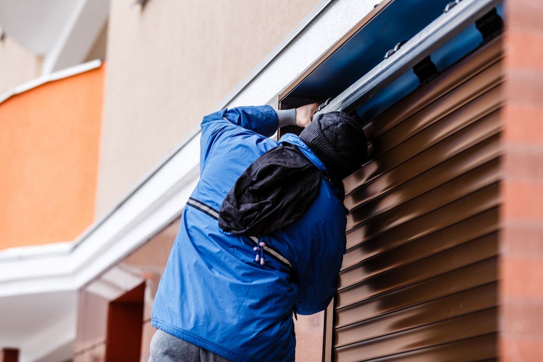 operaio durante la manutenzione di una serranda