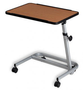 Mesa de cama móvil regulable en altura, superficie marrón sobre estructura plateada con ruedas.