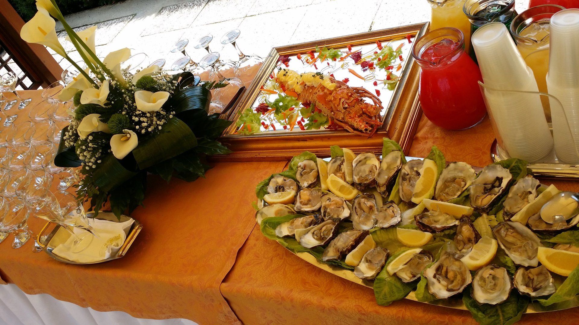 tavolo apparecchiato per buffet