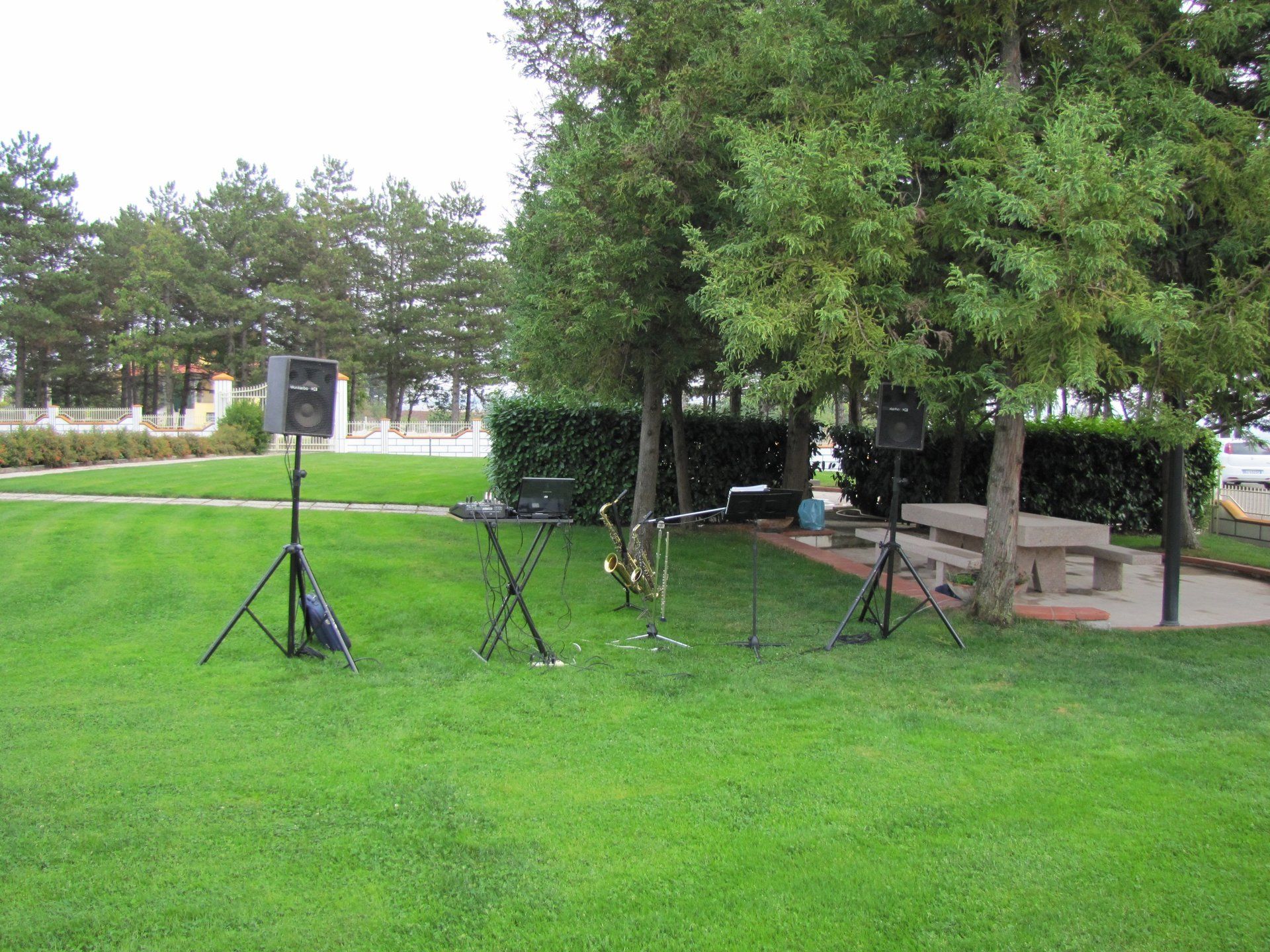 impianto audio installato in un giardino