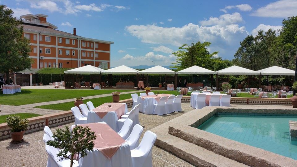 piscina esterna con ombrelloni bianchi
