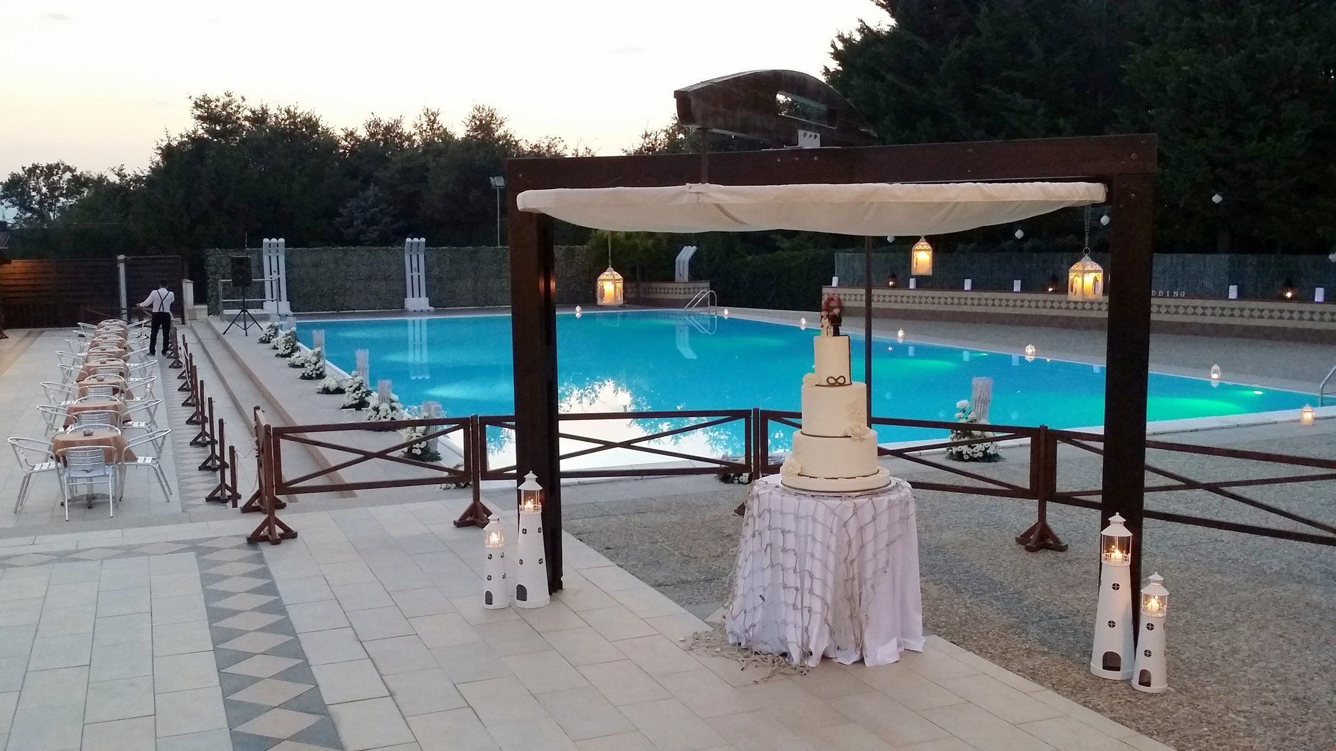 Piscina di un hotel con gazebi bianchi
