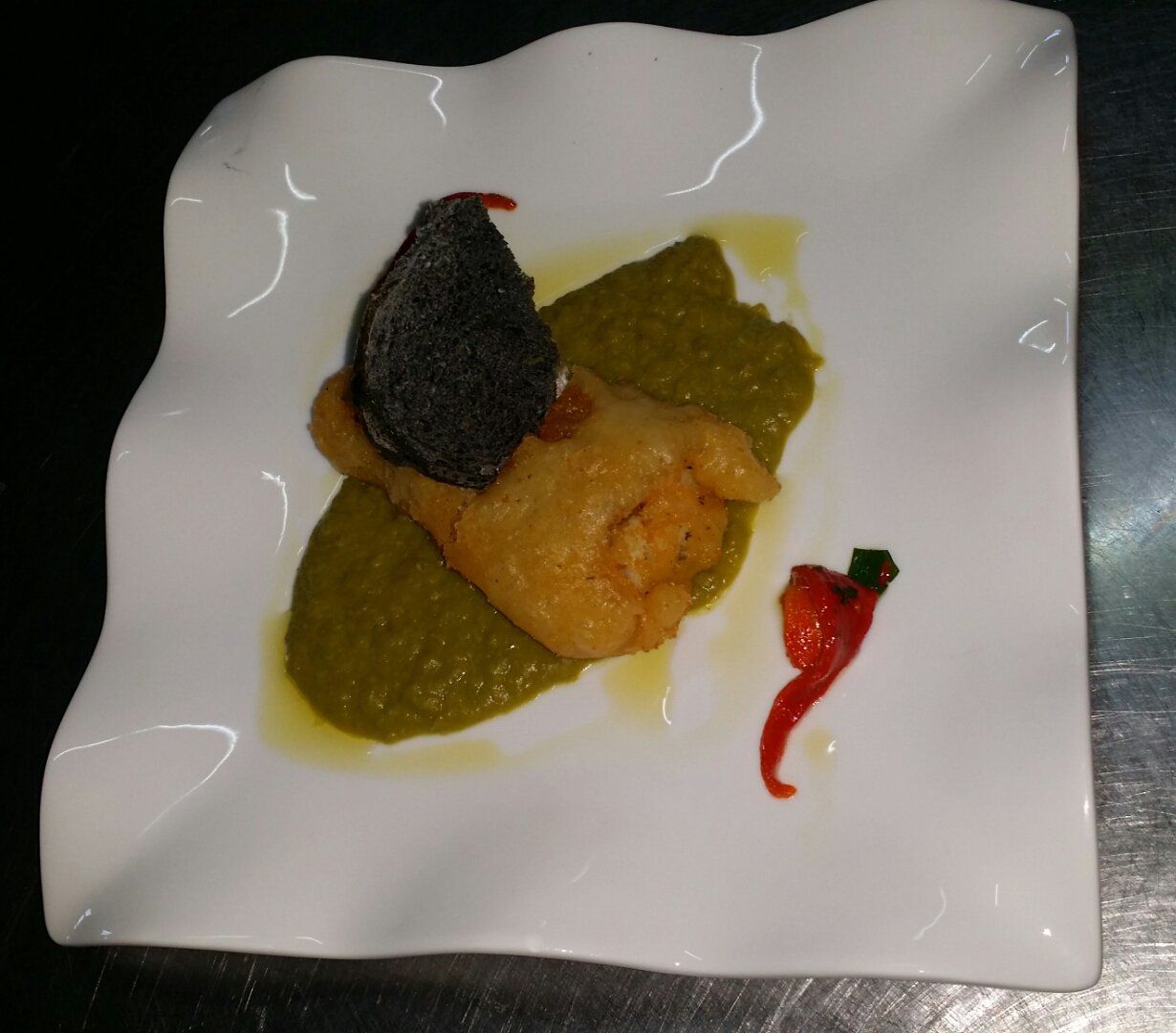 una frittella decorata con crema verde