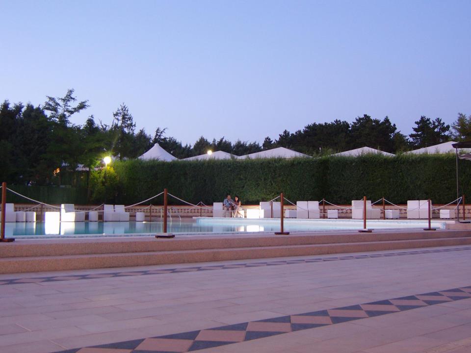 una piscina all'aperto