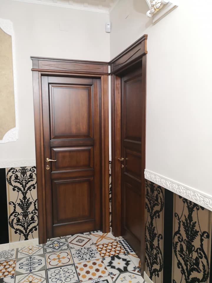 Porta legno scuro
