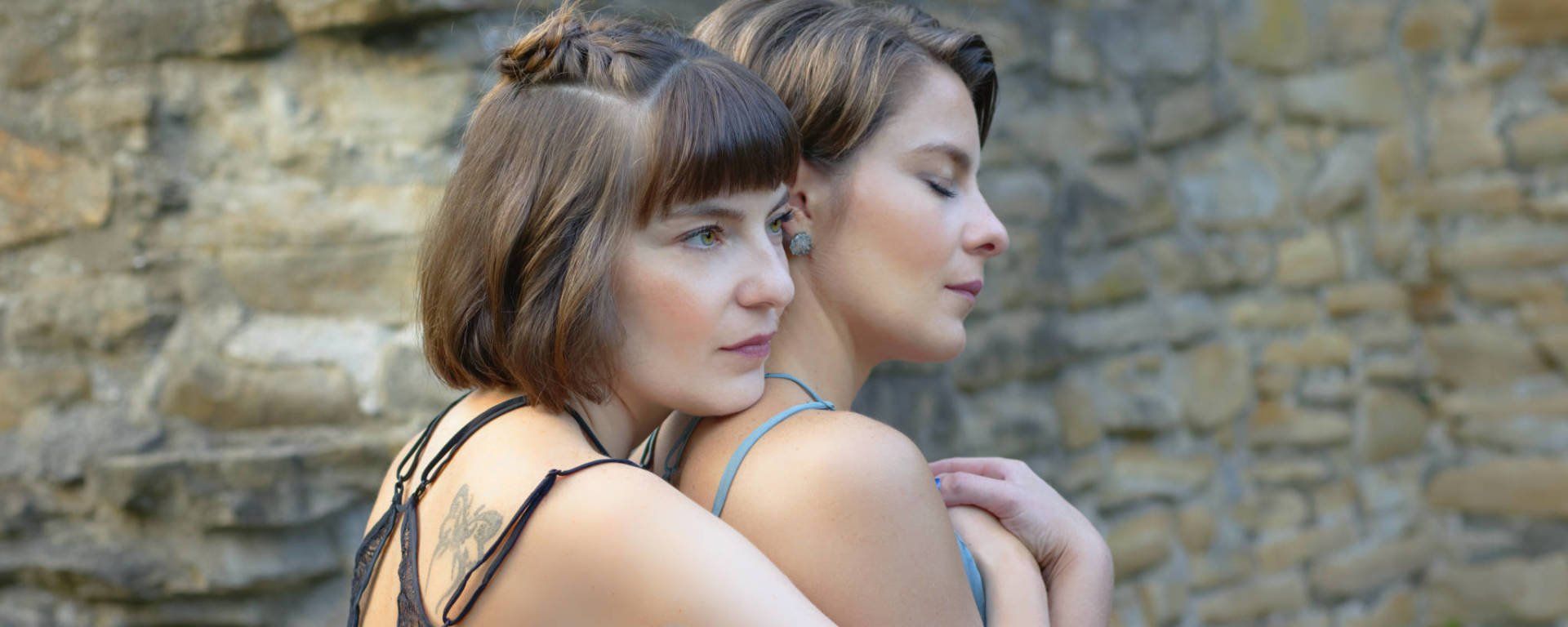 Schwestern, junge Frauen, Fotoshooting Geschwister, Dortmund Hohensyburg, Fotoshooting Ruinen